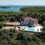 - & Restaurant Premantura