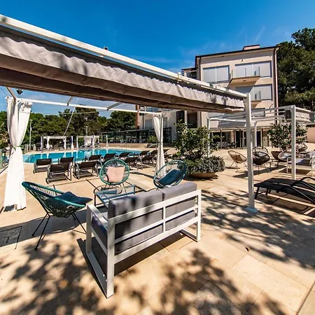 - & Restaurant 4* Premantura