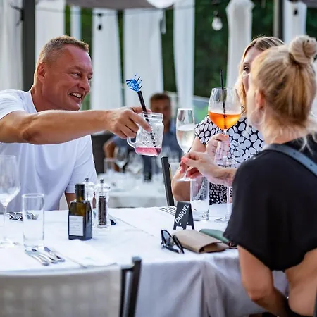 - & Restaurant מלון 4*