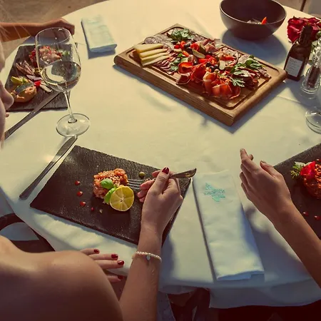 - & Restaurant 4*