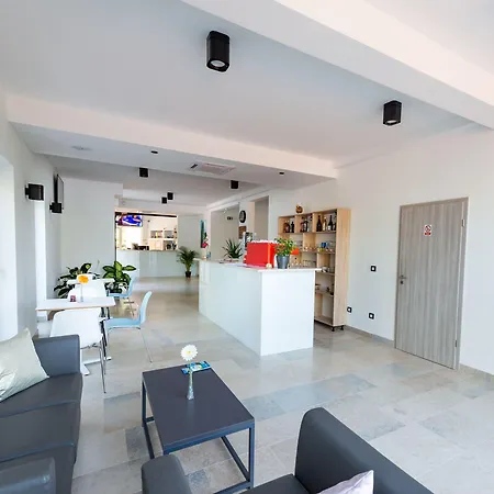 - & Restaurant